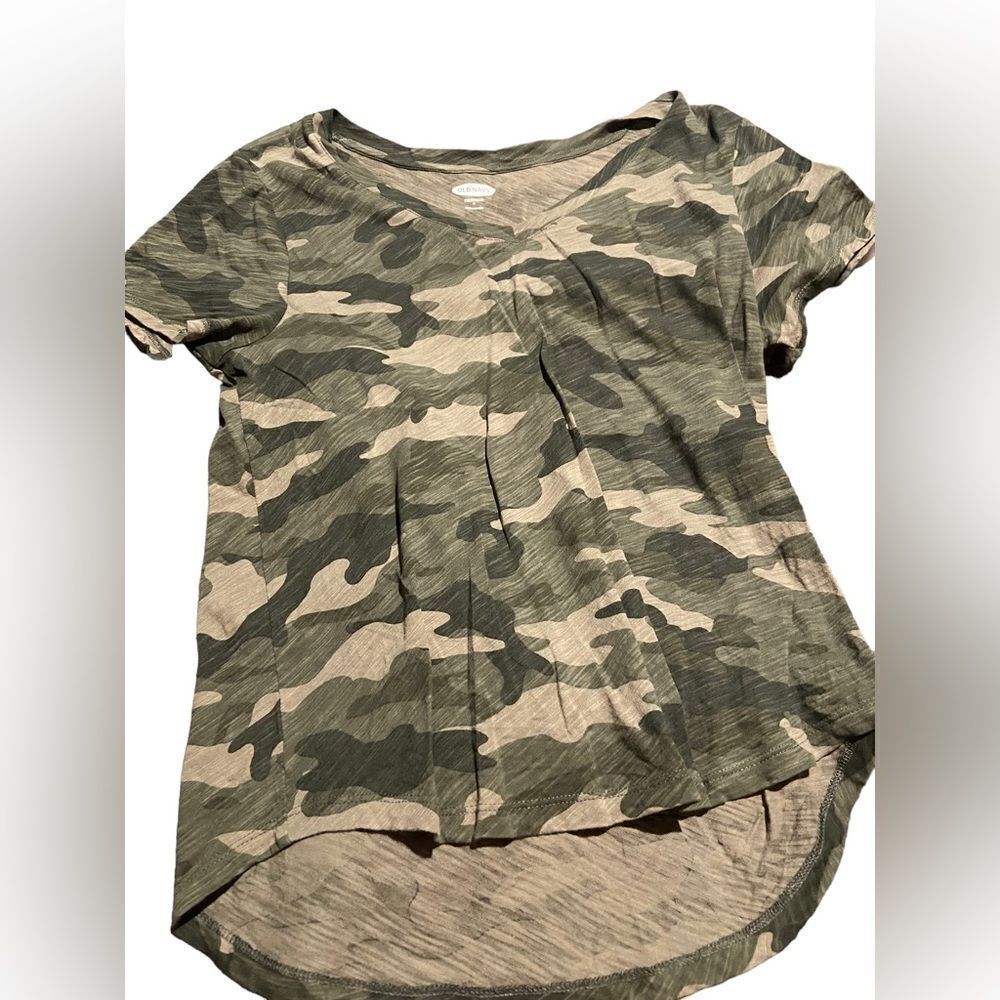 Old Navy Everywear  size small camp v necked t shirt new never worn